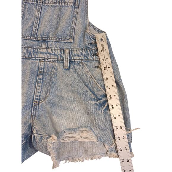 Arizona Jean Co Light Denim Ladies Overall Shorts Size XS Distressed MSRP $54 - Picture 4 of 7